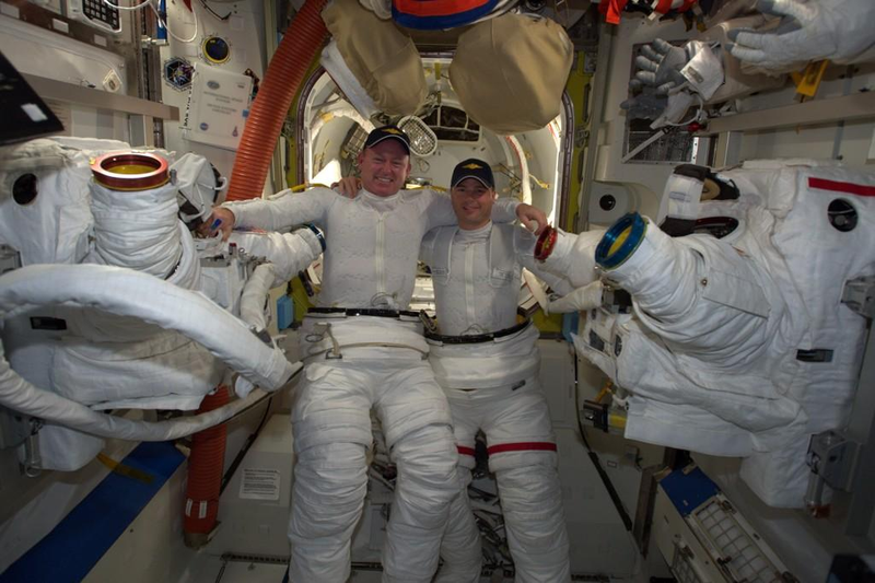 Illustration for article titled This Spacewalk Is All About Cool Perspective Photos